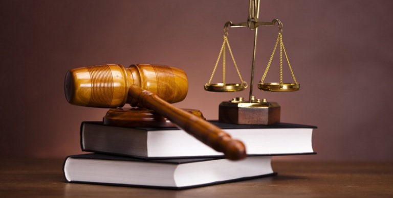 Quelle voie choisir pour votre métier : avocat ou juriste