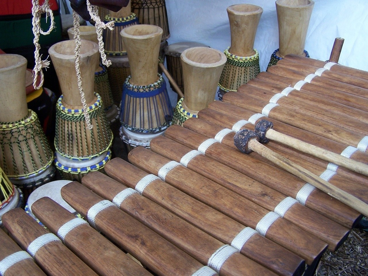 Emile Ousso présente les instruments traditionnels du Congo