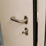 Porte claquée quelles solutions rapides sans abîmer la serrure